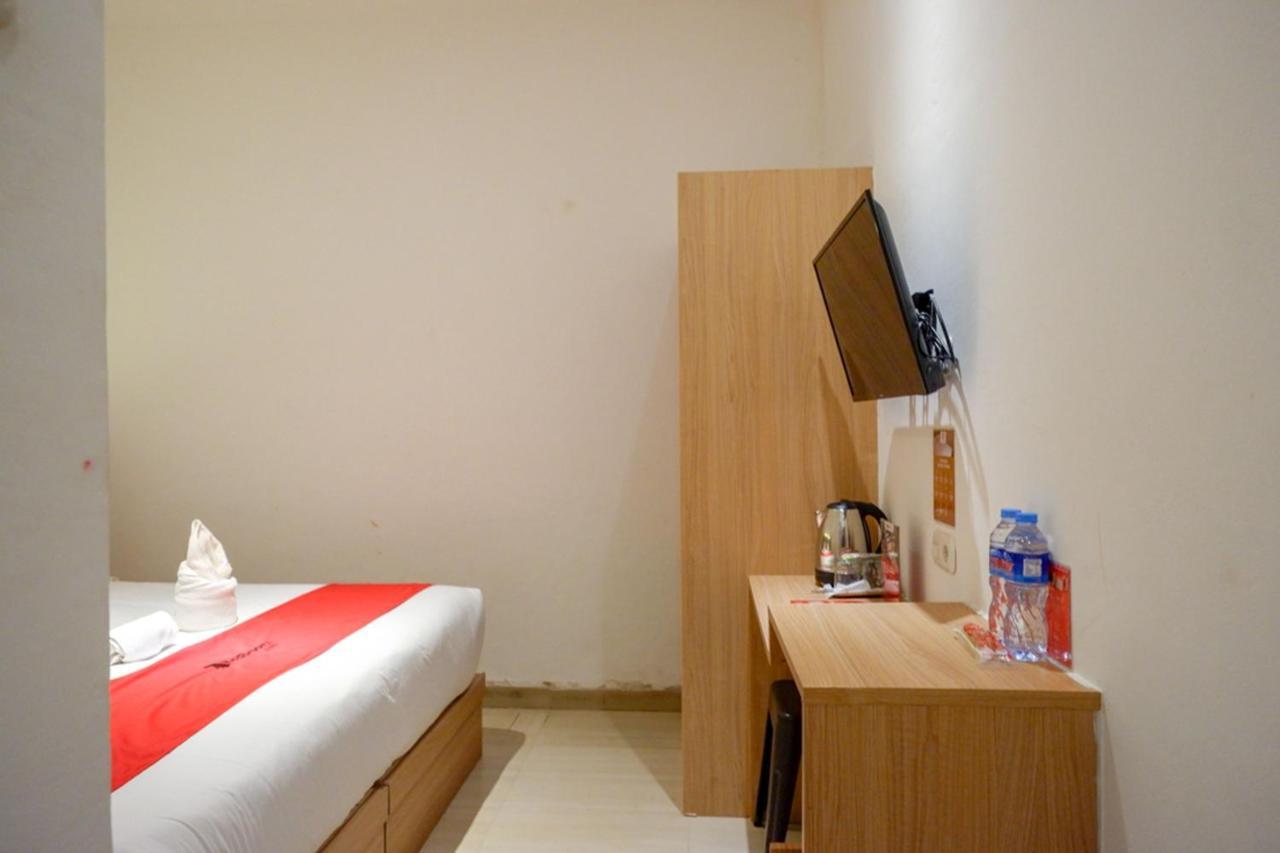 Reddoorz Plus @ Losari Макасар Экстерьер фото