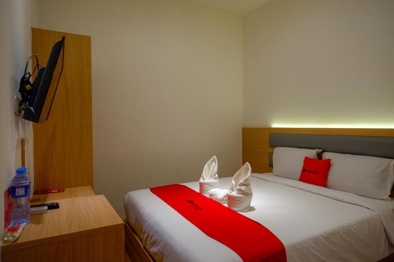 Reddoorz Plus @ Losari Макасар Экстерьер фото
